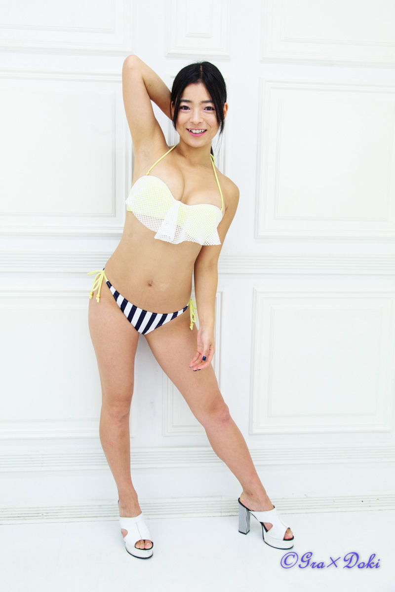 峰岸ちひろさん水着グラビア