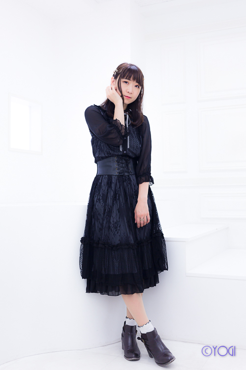小川まみ私服ポートレート