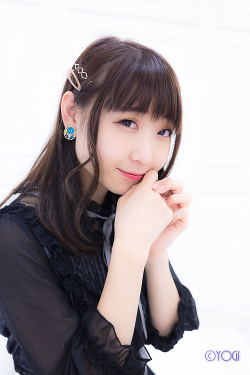 小川まみ私服ポートレート